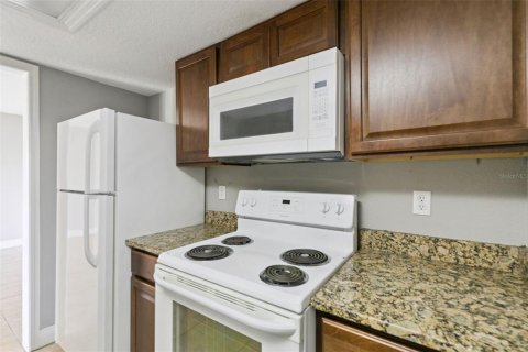 Condo in Altamonte Springs, Florida, 2 bedrooms № 2142848 - photo 13