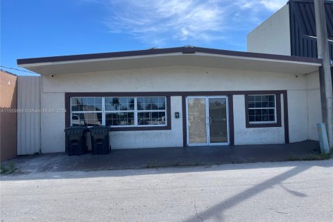 Купить коммерческую недвижимость в Клуистон, Флорида № 1977568 - фото 3