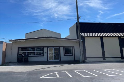 Купить коммерческую недвижимость в Клуистон, Флорида № 1977568 - фото 2