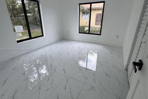 Immobilier commercial à vendre à Miami, Floride № 1964064 - photo 3