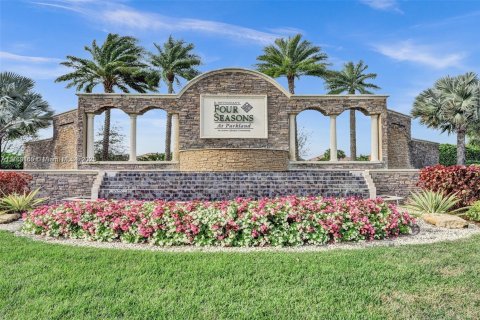 House in Parkland, Florida 3 bedrooms, 219.81 sq.m. № 1728638 - photo 21