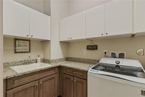 House in Parkland, Florida 3 bedrooms, 219.81 sq.m. № 1728638 - photo 18