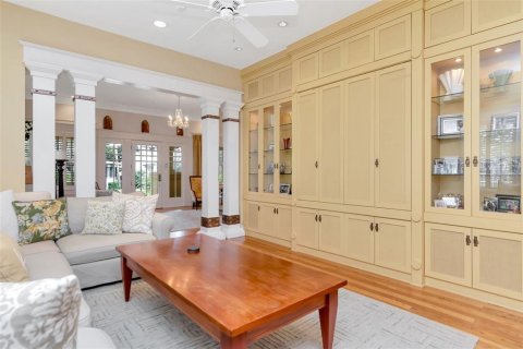 House in Tampa, Florida 4 bedrooms, 289.58 sq.m. № 2093882 - photo 7