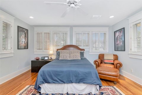 House in Tampa, Florida 4 bedrooms, 289.58 sq.m. № 2093882 - photo 17