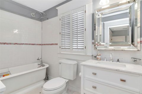 House in Tampa, Florida 4 bedrooms, 289.58 sq.m. № 2093882 - photo 21