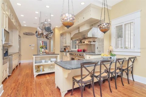 House in Tampa, Florida 4 bedrooms, 289.58 sq.m. № 2093882 - photo 8