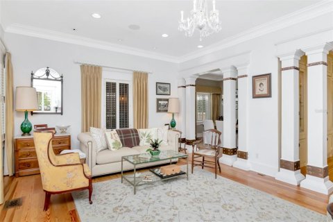 House in Tampa, Florida 4 bedrooms, 289.58 sq.m. № 2093882 - photo 5