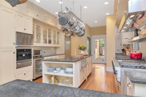 House in Tampa, Florida 4 bedrooms, 289.58 sq.m. № 2093882 - photo 9