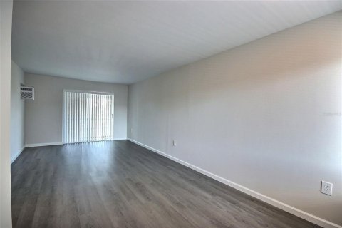 Condo in Bradenton, Florida, 1 bedroom  № 2234190 - photo 9