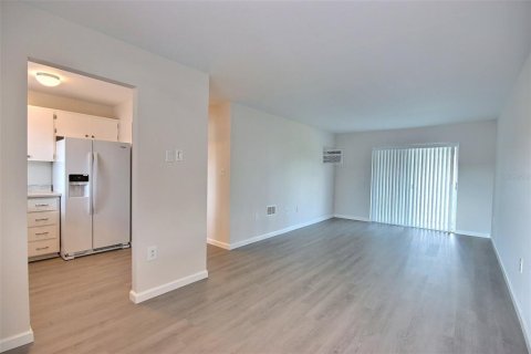 Condo in Bradenton, Florida, 1 bedroom  № 2234190 - photo 8