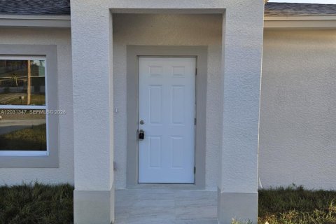 House in Lehigh Acres, Florida 3 bedrooms, 98.29 sq.m. № 2086649 - photo 2