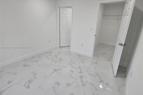 House in Lehigh Acres, Florida 3 bedrooms, 98.29 sq.m. № 2086649 - photo 6