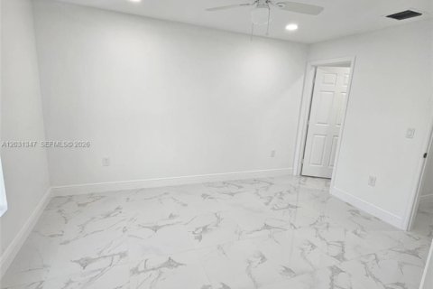 House in Lehigh Acres, Florida 3 bedrooms, 98.29 sq.m. № 2086649 - photo 5