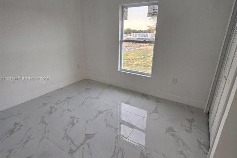 House in Lehigh Acres, Florida 3 bedrooms, 98.29 sq.m. № 2086649 - photo 4