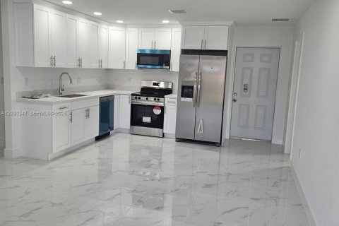 House in Lehigh Acres, Florida 3 bedrooms, 98.29 sq.m. № 2086649 - photo 3