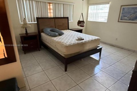 Condo in North Miami, Florida, 2 bedrooms № 1953971 - photo 10