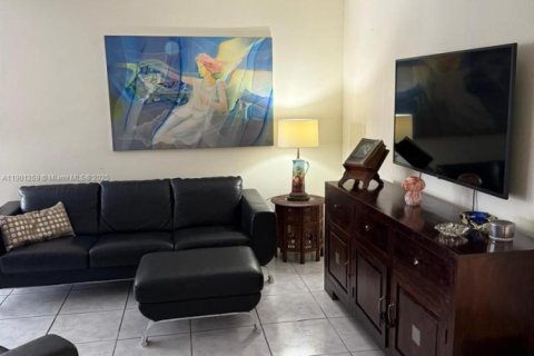 Condo in North Miami, Florida, 2 bedrooms № 1953971 - photo 4