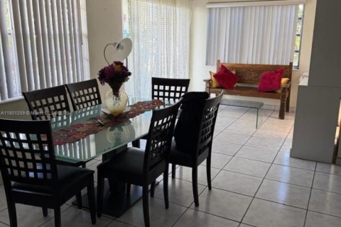Condo in North Miami, Florida, 2 bedrooms № 1953971 - photo 2
