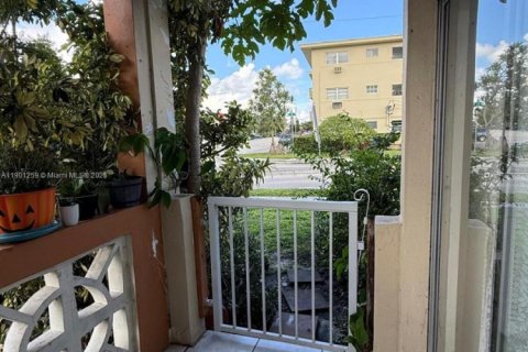 Condo in North Miami, Florida, 2 bedrooms № 1953971 - photo 7