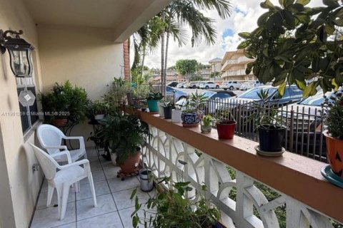 Condo in North Miami, Florida, 2 bedrooms № 1953971 - photo 1