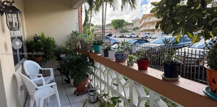 Condo in North Miami, Florida, 2 bedrooms № 1953971