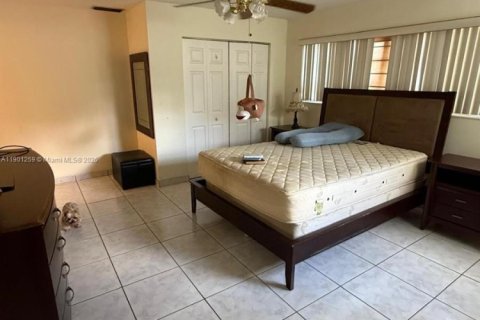 Condo in North Miami, Florida, 2 bedrooms № 1953971 - photo 11