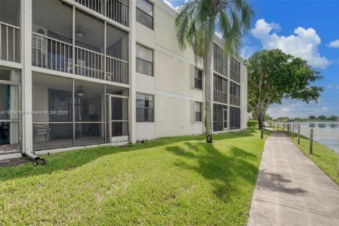 Copropriété à vendre à Oakland Park, Floride: 2 chambres, 85.47 m2 № 1897244 - photo 1