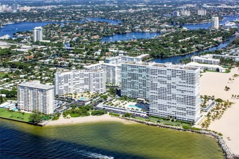 Condo in Fort Lauderdale, Florida, 2 bedrooms  № 543942 - photo 1
