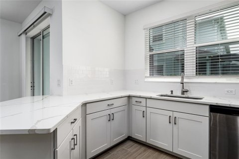 Townhouse in Sarasota, Florida 3 bedrooms, 172.15 sq.m. № 2273014 - photo 5