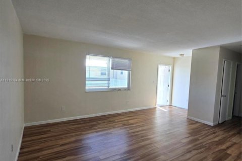 Appartement à louer à Pembroke Pines, Floride: 1 chambre, 728.26 m2 № 1975817 - photo 2