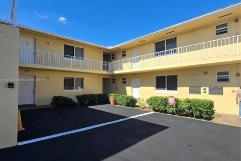 Appartement à louer à Pembroke Pines, Floride: 1 chambre, 728.26 m2 № 1975817 - photo 1