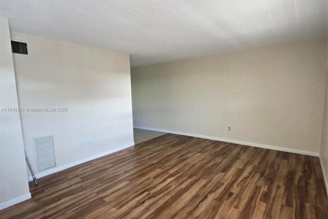 Appartement à louer à Pembroke Pines, Floride: 1 chambre, 728.26 m2 № 1975817 - photo 6