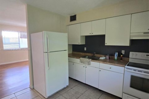 Appartement à louer à Pembroke Pines, Floride: 1 chambre, 728.26 m2 № 1975817 - photo 3