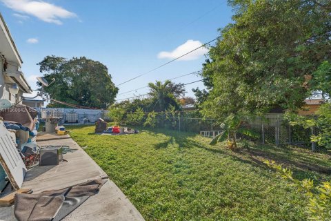 House in Miami Gardens, Florida 3 bedrooms, 152.27 sq.m. № 2023264 - photo 18