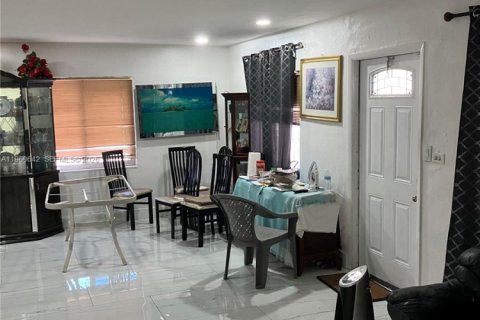 Купить виллу или дом в Майами-Гарденс, Флорида 3 спальни, 152.27м2, № 2023264 - фото 3