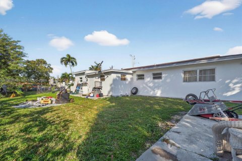 House in Miami Gardens, Florida 3 bedrooms, 152.27 sq.m. № 2023264 - photo 20