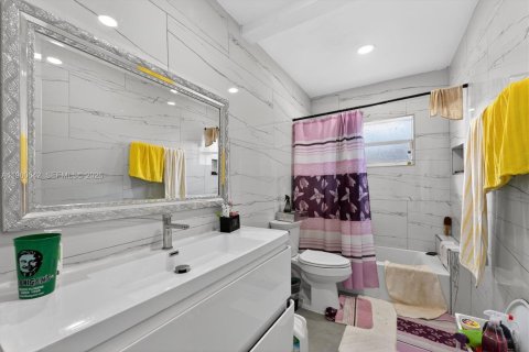 House in Miami Gardens, Florida 3 bedrooms, 152.27 sq.m. № 2023264 - photo 10