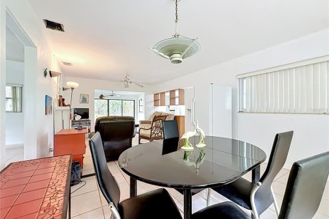 House in Saint Petersburg, Florida 2 bedrooms, 125.42 sq.m. № 2104566 - photo 7