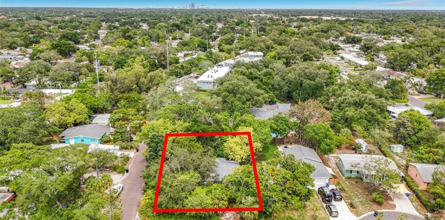 House in Saint Petersburg, Florida 2 bedrooms, 125.42 sq.m. № 2104566