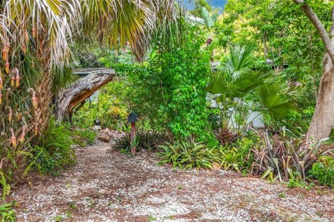 House in Saint Petersburg, Florida 2 bedrooms, 125.42 sq.m. № 2104566 - photo 2