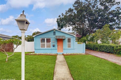House in Saint Petersburg, Florida 2 bedrooms, 112.78 sq.m. № 1824252 - photo 1