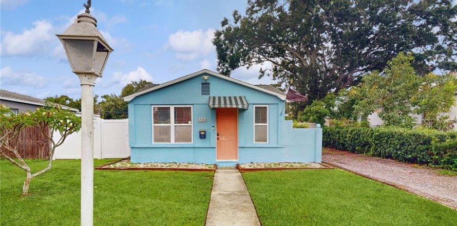 House in Saint Petersburg, Florida 2 bedrooms, 112.78 sq.m. № 1824252