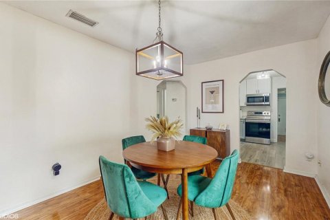 House in Saint Petersburg, Florida 2 bedrooms, 112.78 sq.m. № 1824252 - photo 6