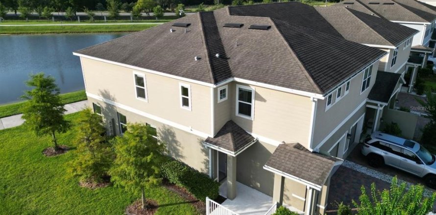 Adosado en Kissimmee, Florida 3 dormitorios, 164.53 m2 № 2100980