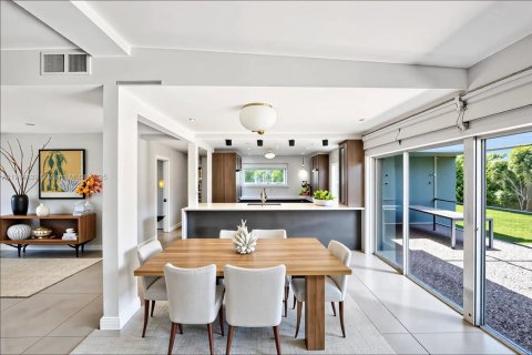 House in North Miami Beach, Florida 3 bedrooms, 179.3 sq.m. № 1977357 - photo 2