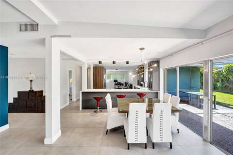 House in North Miami Beach, Florida 3 bedrooms, 179.3 sq.m. № 1977357 - photo 1