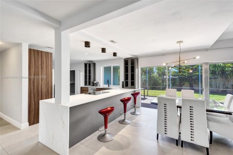 House in North Miami Beach, Florida 3 bedrooms, 179.3 sq.m. № 1977357 - photo 6