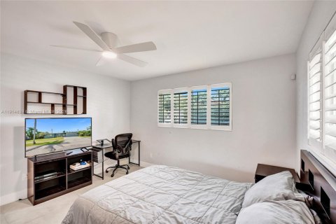 House in North Miami Beach, Florida 3 bedrooms, 179.3 sq.m. № 1977357 - photo 23