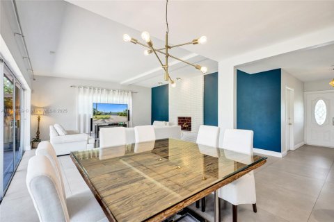 House in North Miami Beach, Florida 3 bedrooms, 179.3 sq.m. № 1977357 - photo 8