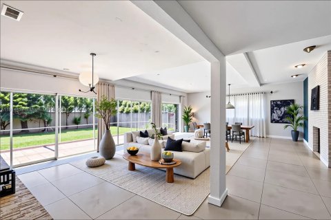 House in North Miami Beach, Florida 3 bedrooms, 179.3 sq.m. № 1977357 - photo 4